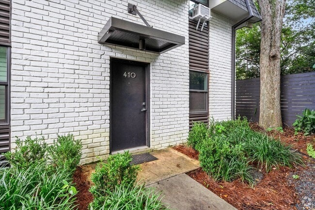 Building Photo - SPRING HILL OAKS CONDOMINIUMS