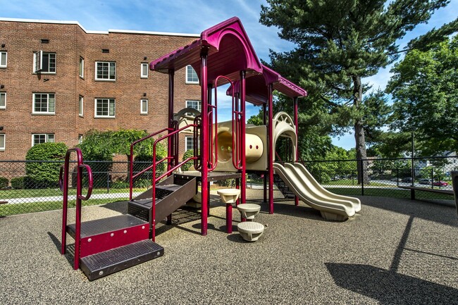 Kids Play Ground - Forest Park Apartments