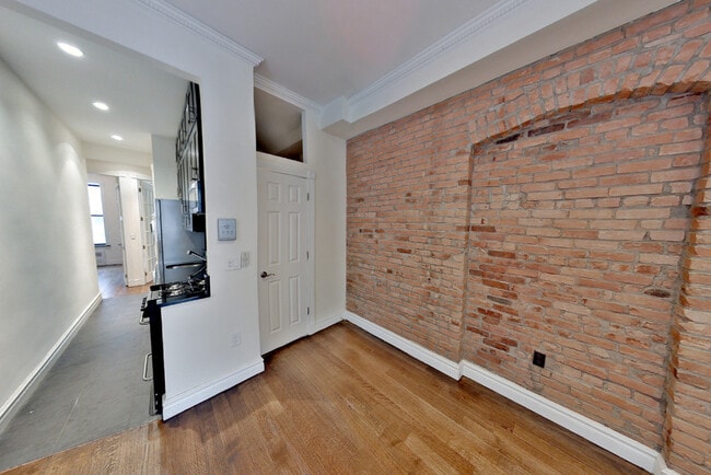 Building Photo - 424 W 51st St Unit 3 Rental