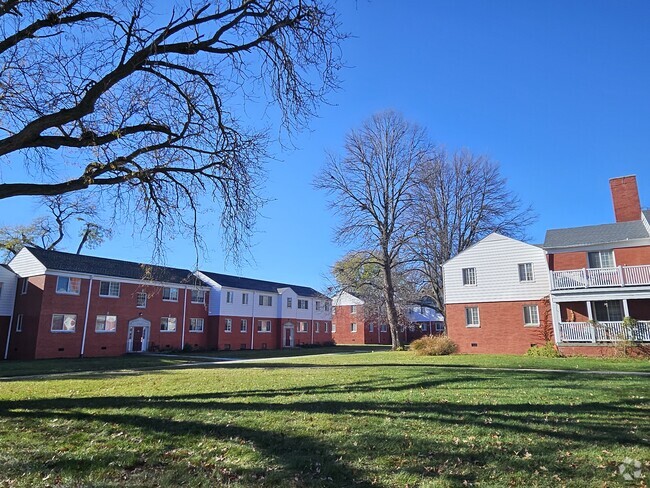 Building Photo - Franklin Court Apartments