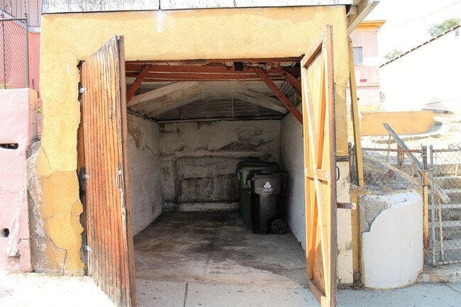 Garaje - 715 Alpine St