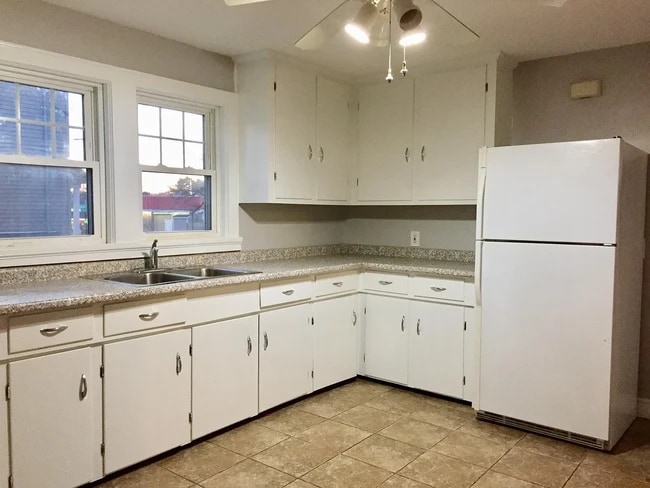 Building Photo - 144 S Maple St Unit First foor