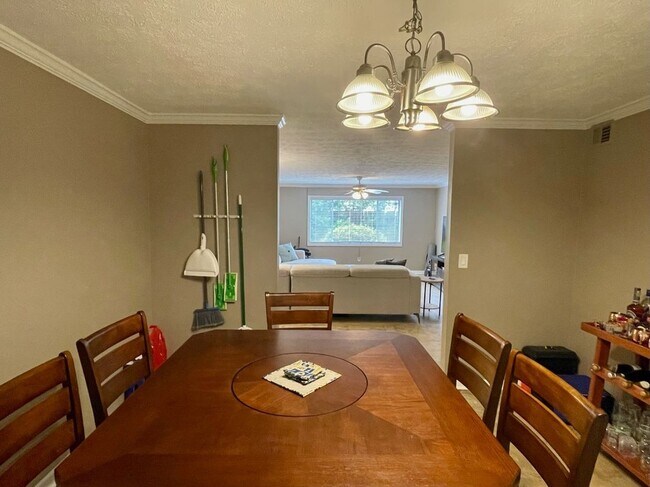 Photo - 115 Biscayne Dr NW