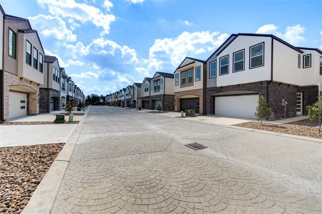 Building Photo - 2914 El Fenice Ln