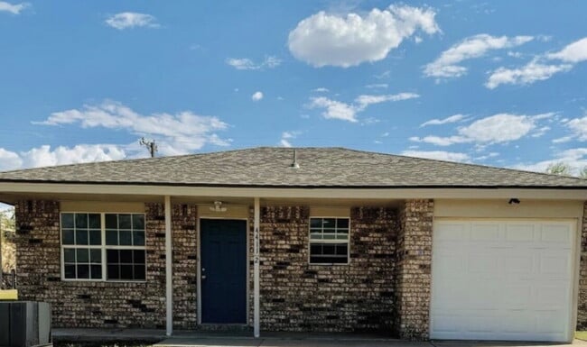 Building Photo - "Charming Lubbock Home: 3-Bedroom, 2-Bath Sanctuary with 1157 Sq Ft of Comfort!"