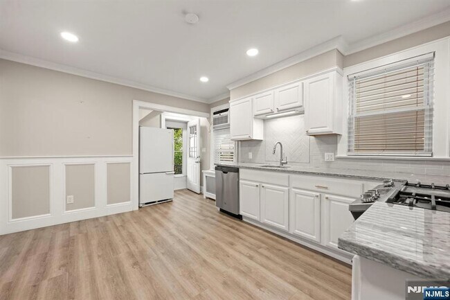 Photo - 197 Maple Ave