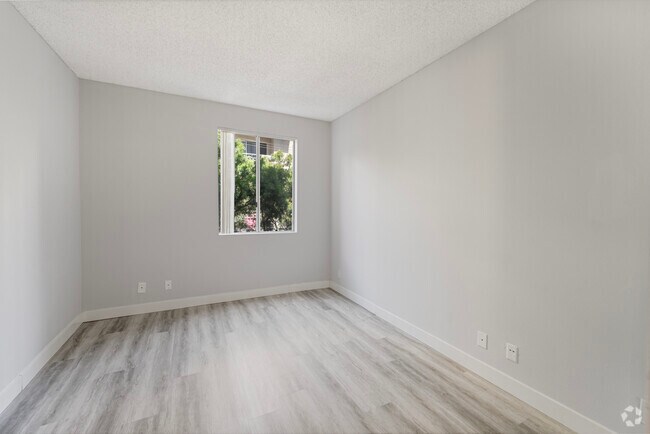 2BR, 2BA - 920SF
