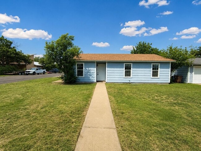 Building Photo - Nice 3 bedroom 2 bath home FRESHLY painted AVAILABLE NOW!