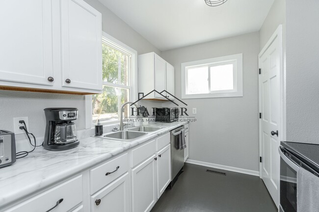 Building Photo - Furnished SE Rochester Home Available Now!