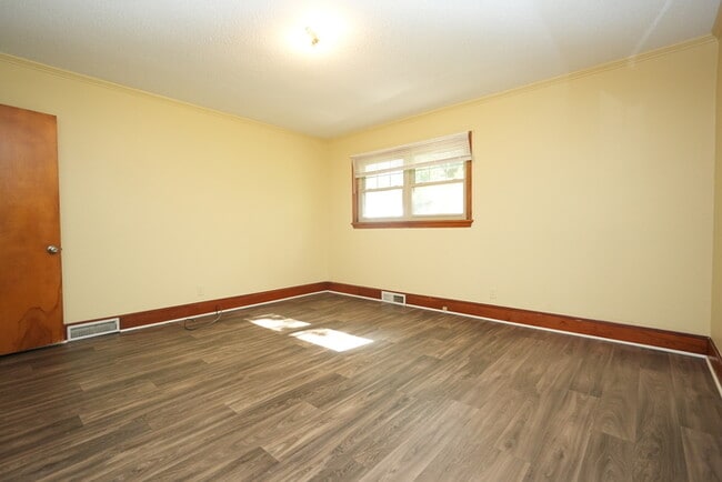Building Photo - Spacious 4-bedroom, 2-bath home