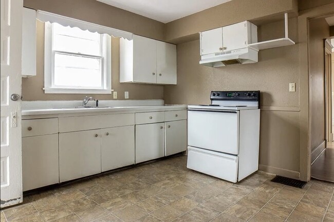 Kitchen - 232 E 13th St