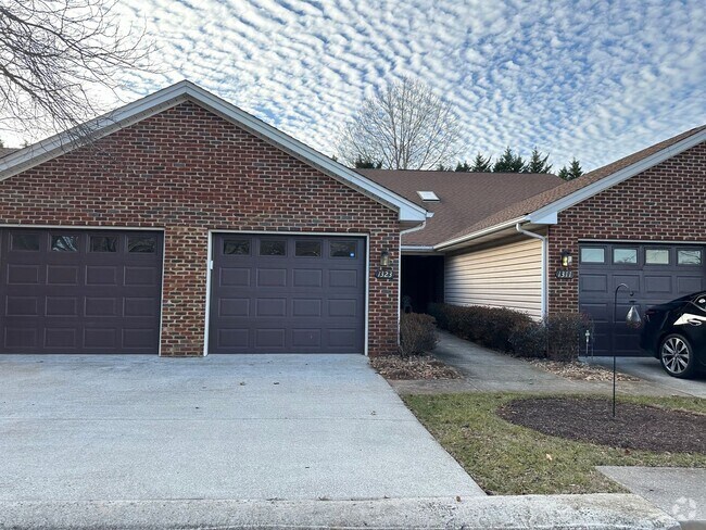 Building Photo - One Level Townhome in Forest