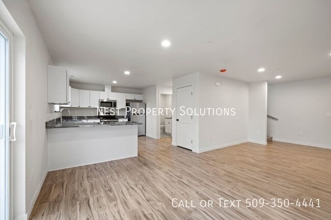 Photo - 215 W 1st St Unidad 4