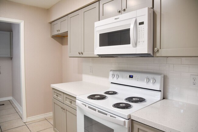 Photo - 305 Amherst Ct Unit 305 Amherst