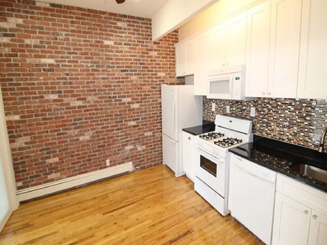 Building Photo - 743 Union St Unit 2R