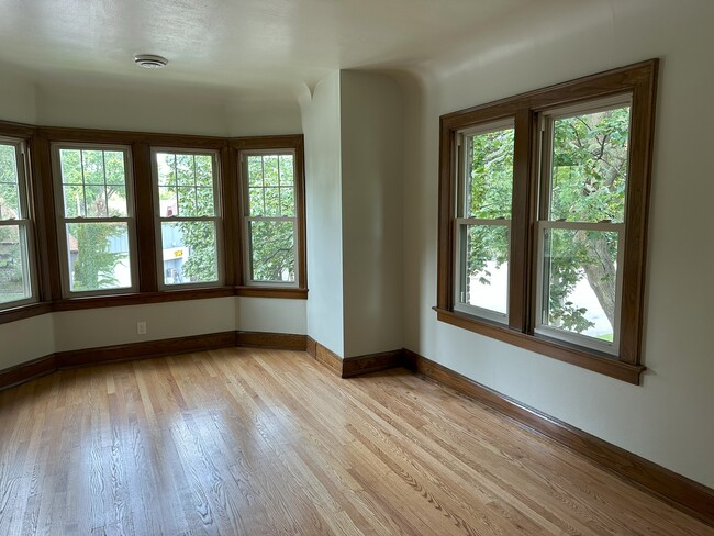 Building Photo - 6615 W Bluemound Rd Unit Apt3