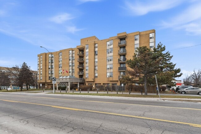 Building Photo - Gorgeous Renovated Unit 312