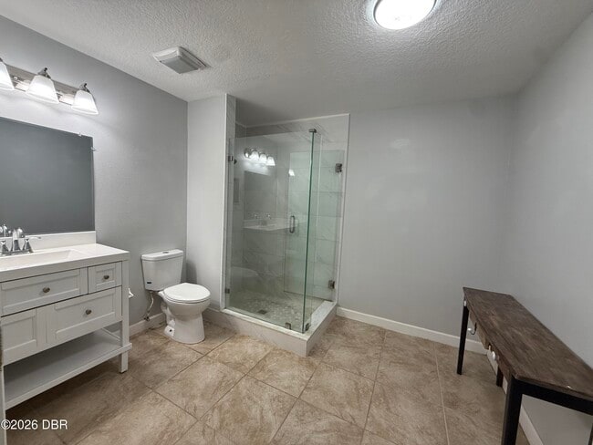 228 E Holly Dr