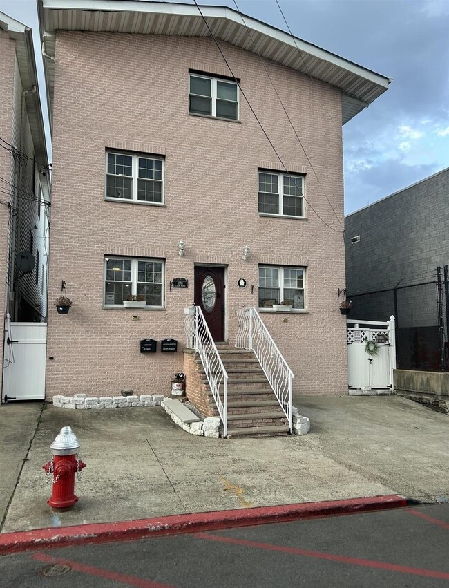 Building Photo - 170 Custer Ave Unit 2