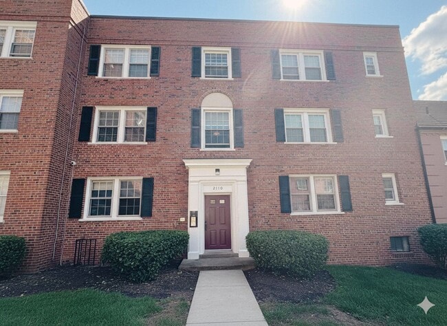 Building Photo - Furnished 1-Bedroom Condo in Fairfax Villa... Unit 201