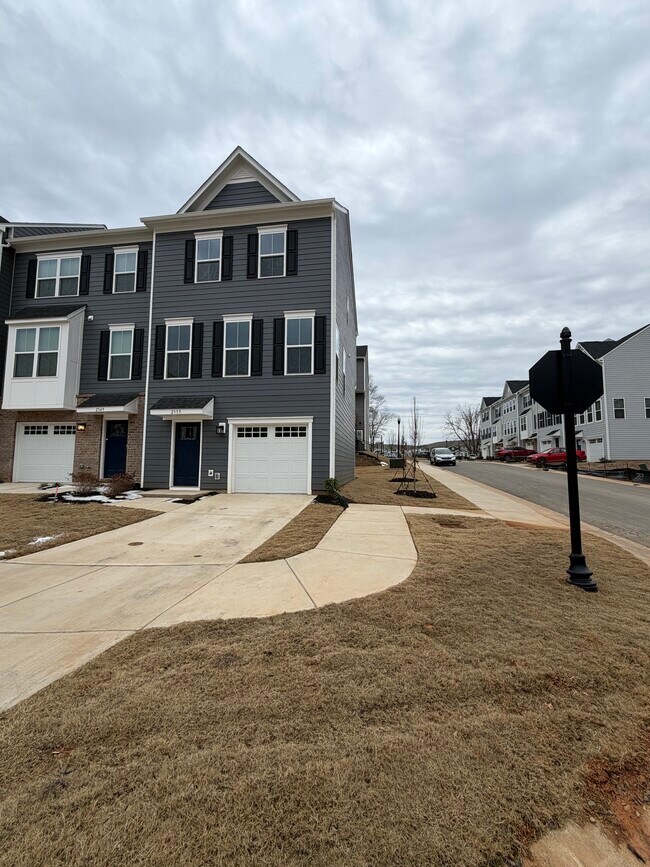 Building Photo - 2553 Ellen Ave