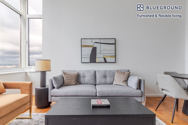 Photo - 635 W 42nd St Unidad FL45-ID1901