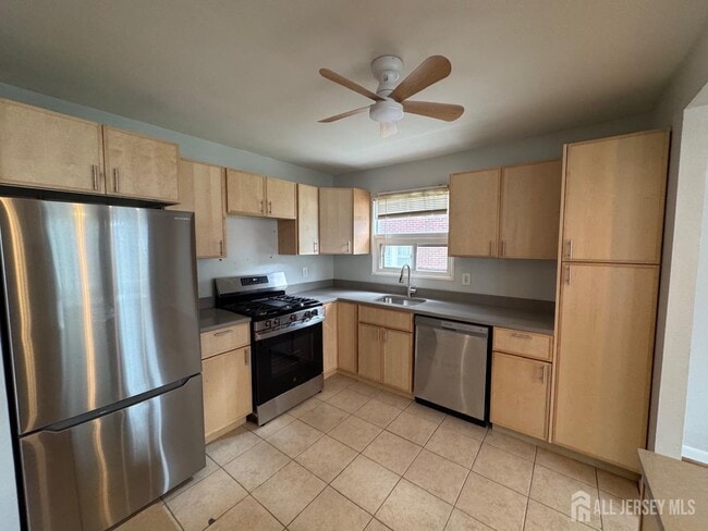 1038 Kingsland Ln