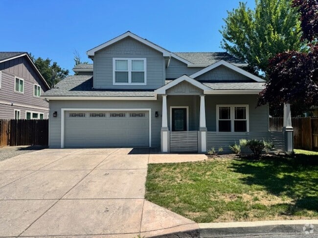 Building Photo - NEW TO MARKET/ LARGE 2 STORY HOME ON PRIVA...