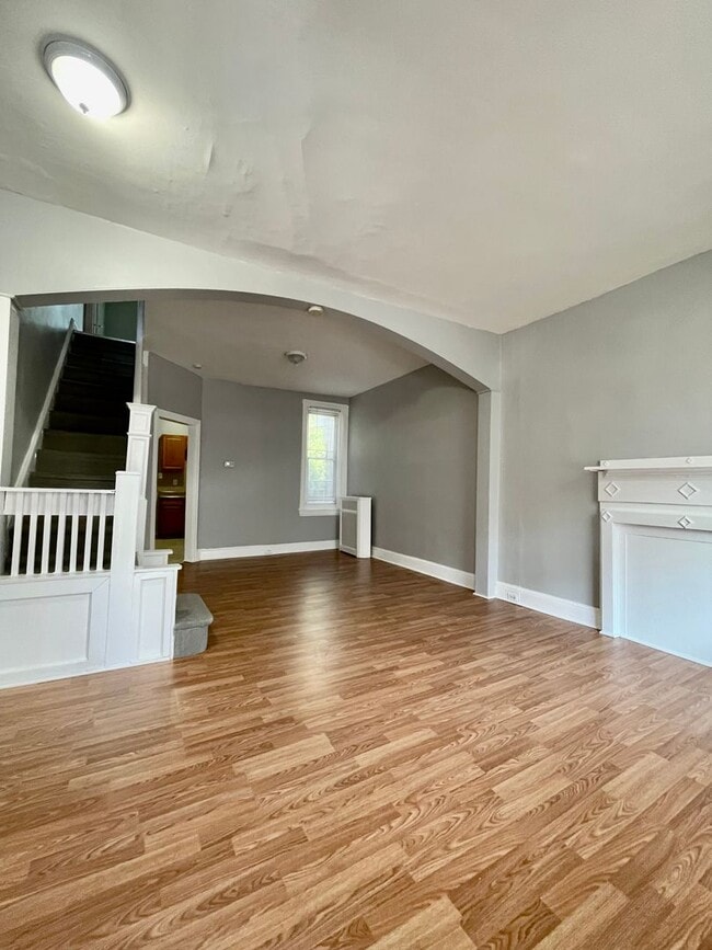 Building Photo - Spacious 3 Bedroom Available Now
