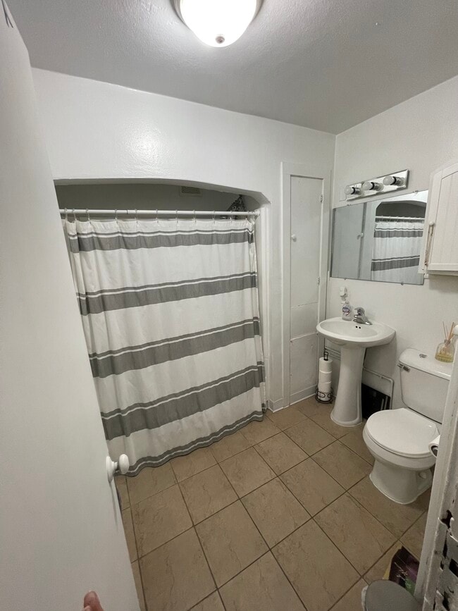 Building Photo - 1928 Feronia Ave Unit 3