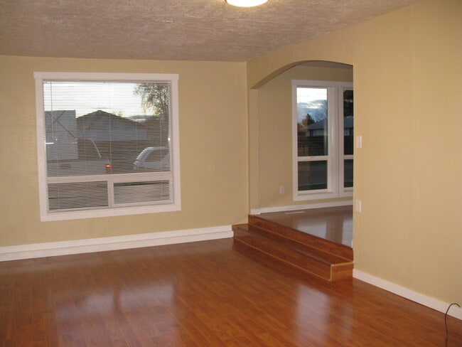 Photo - 305 S 5th St W