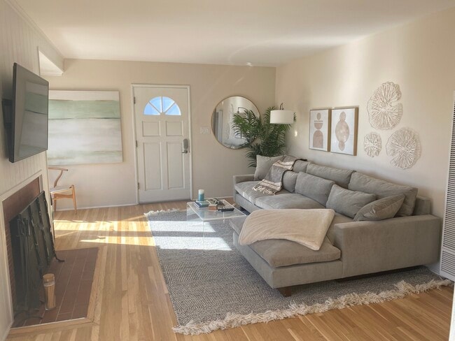 Living Room - 212 5th St Unit 212 Upper