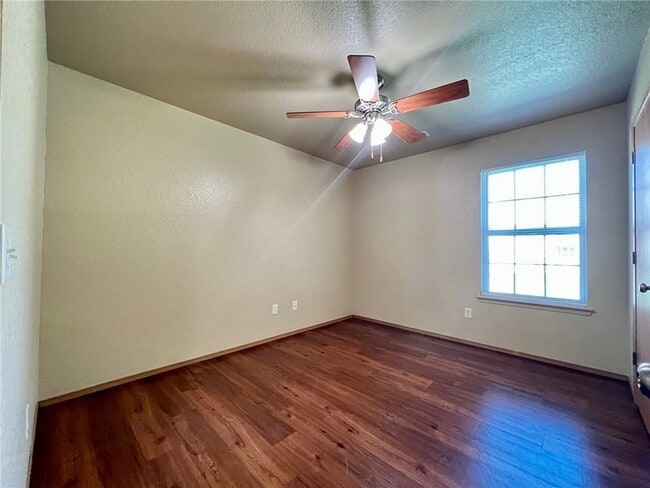 Photo - 865 Meadowlands Dr