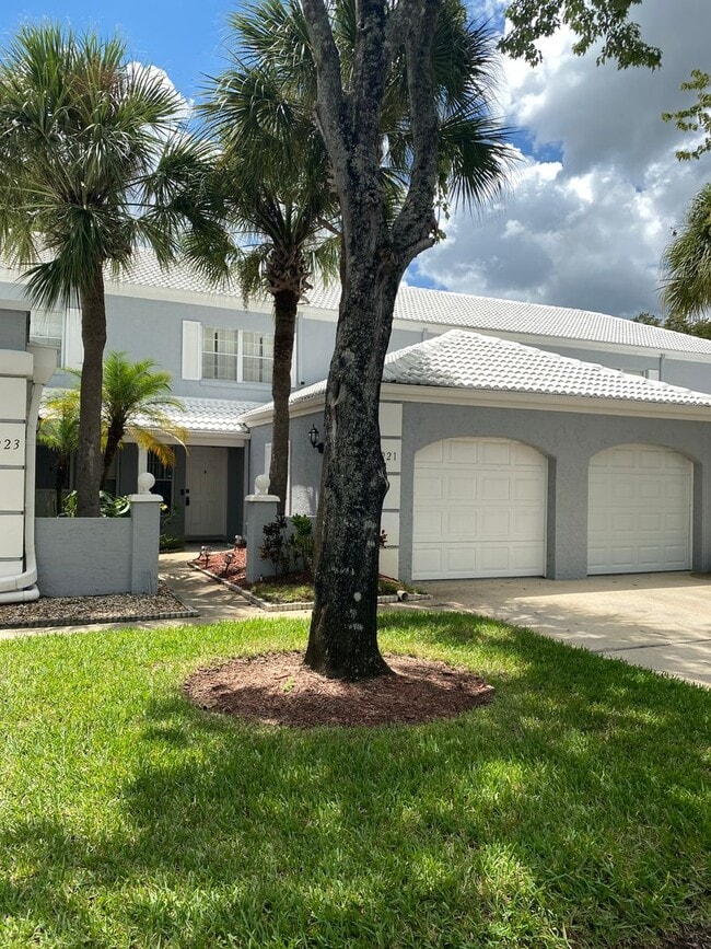 Building Photo - Beautiful townhome near Universal and Mill...