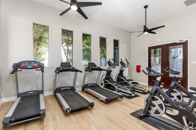 Gimnasio 24-Hour con pesas