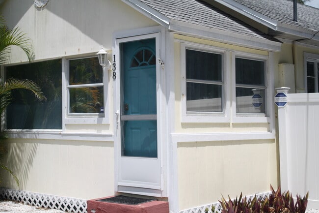 Puerta principal - 138 Avenida de la Isla