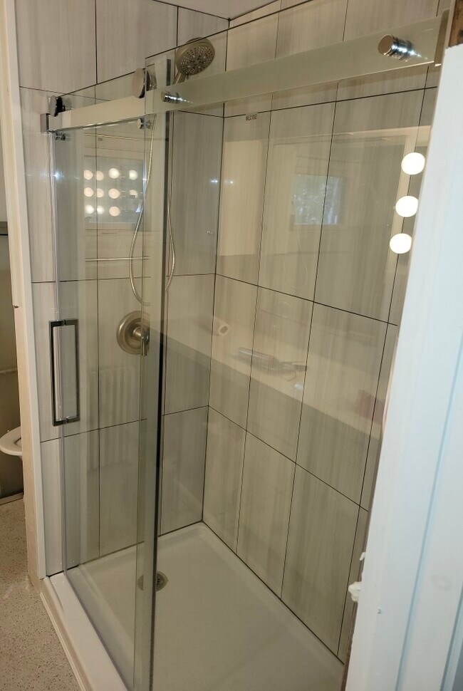 209 Hudson St Unit 209 Apt - upper