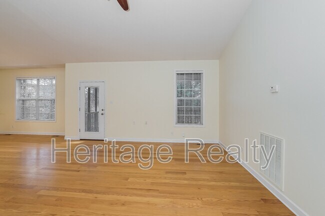 Photo - 880 Glenfield Dr