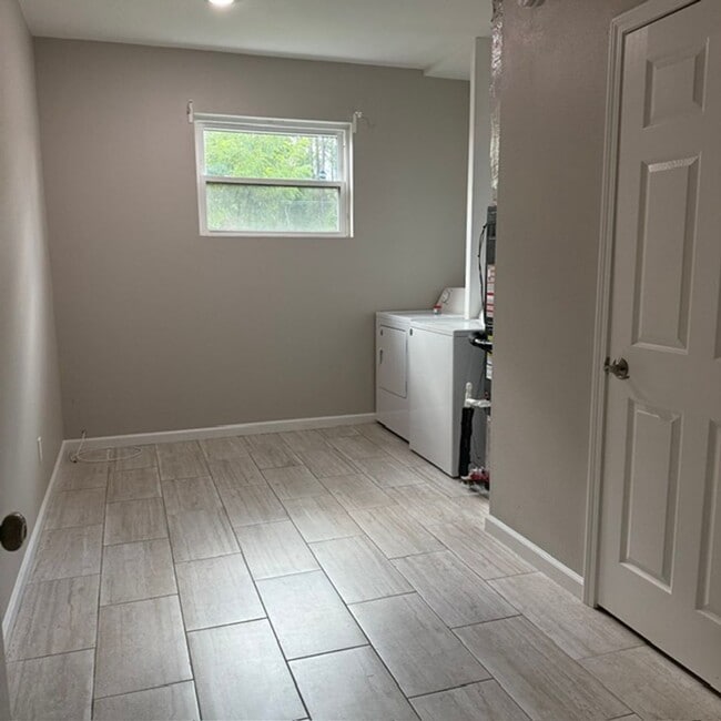 Building Photo - 2 Bedroom 1 Bath House with garage