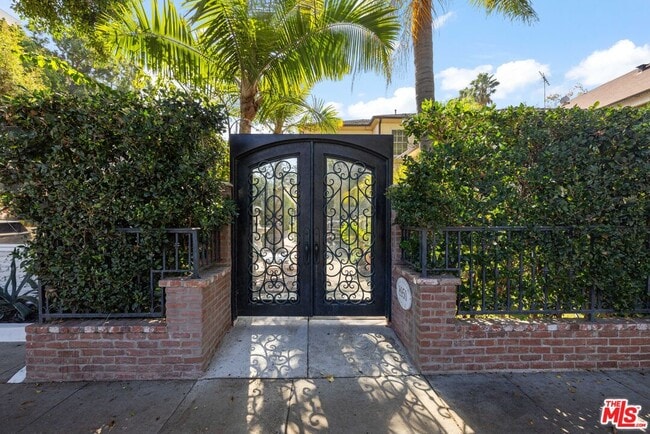 Photo - 8948 Burton Way