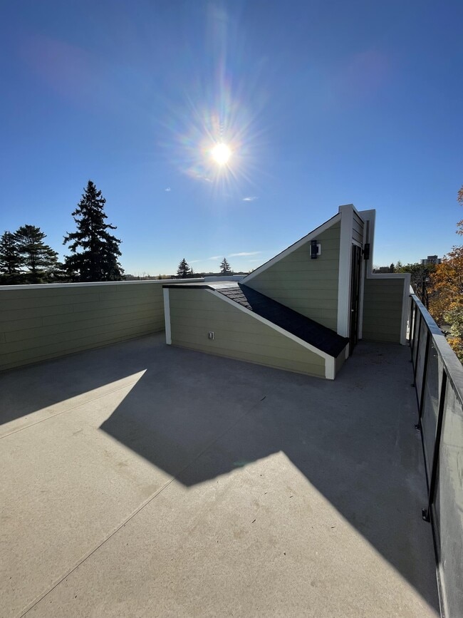 Building Photo - 8717-8110 110 St NW Unit 3B