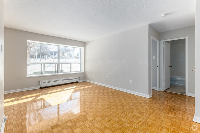 1BR, 1BA - 662SF - Living Room - 12 Park St E
