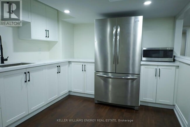 Photo - 704 Oshawa Blvd N