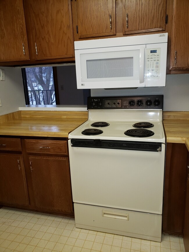 Kitchen stove has been replace by a glass top stove - 401 Cheviot Chase Unit #1
