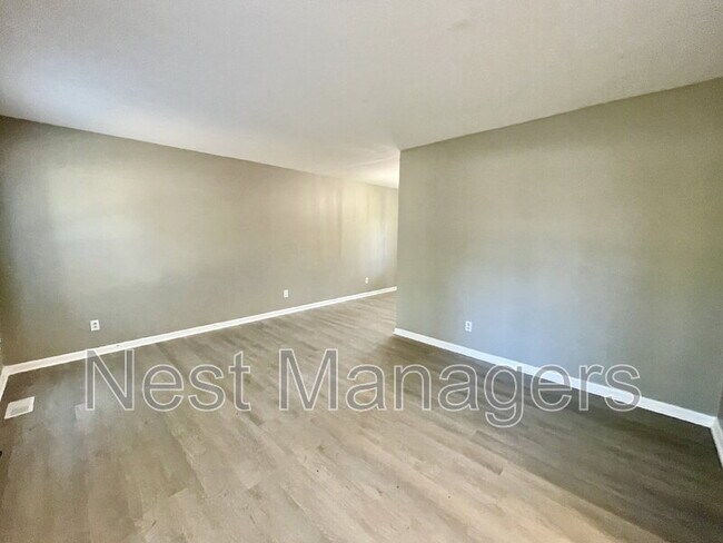 Photo - 452 Cloverhill Pl