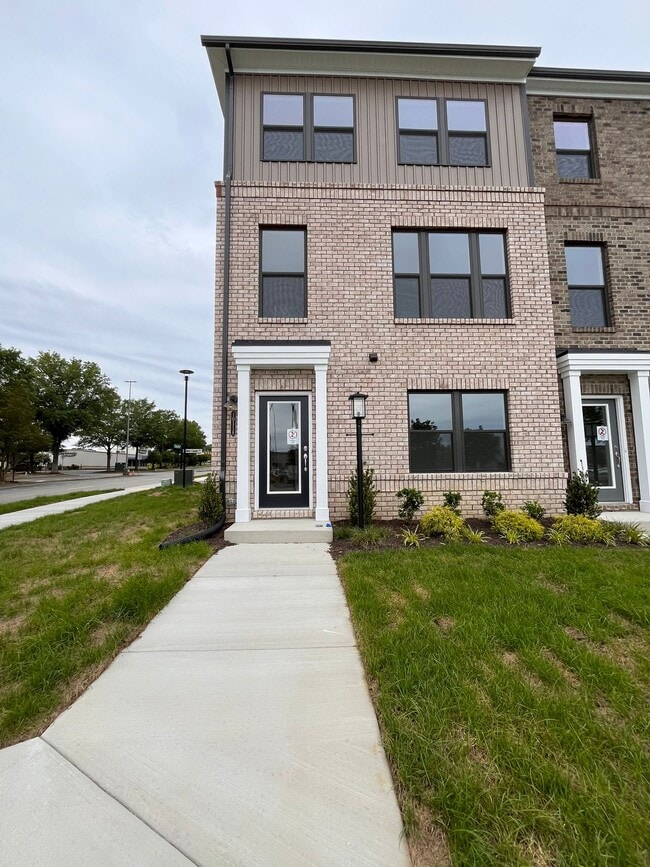 Building Photo - 10118 Virginia Blvd