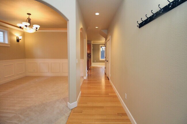 Photo - Alluring 4 Bedroom, 2.5 Bathroom Modern ho...