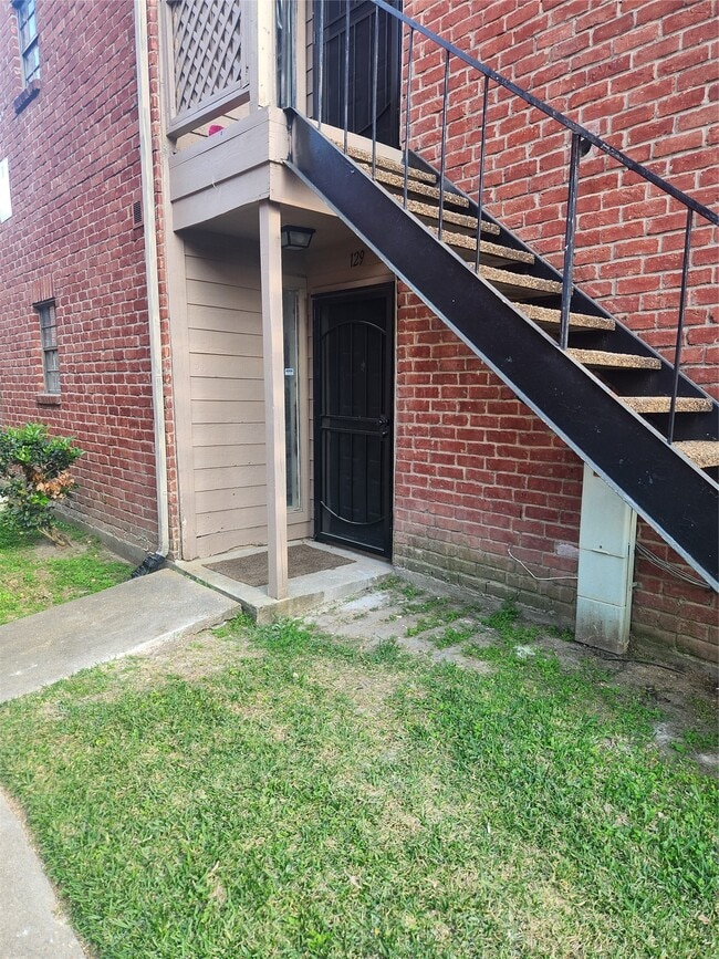 Building Photo - 12500 Sandpiper Dr Unit 129