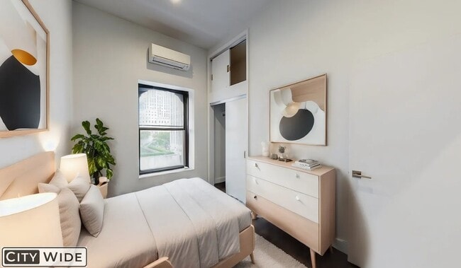 Photo - 28 W 48th St