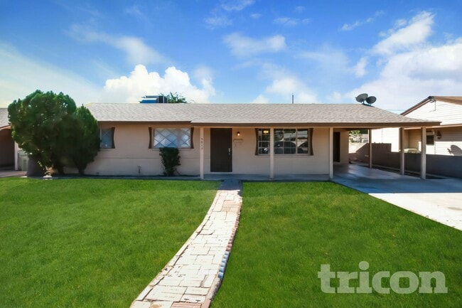 Building Photo - 5017 W Sierra Vista Dr